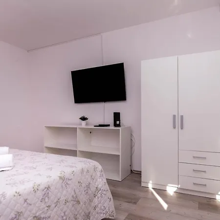 Apartment Spacious Snowwhite Split