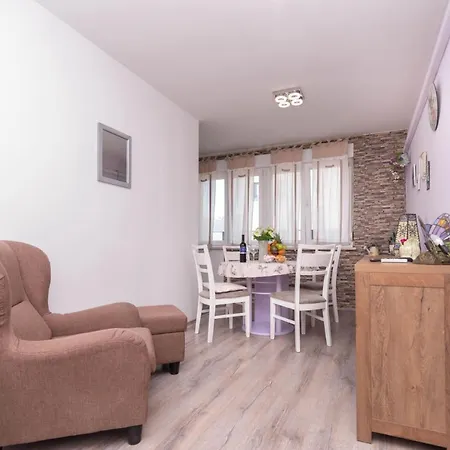 Spacious Snowwhite Apartment Split