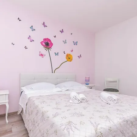 Spacious Snowwhite Daire